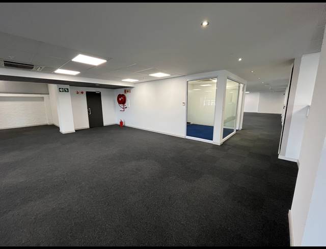 1,030M² BUSINESS TO LET IN WOODSTOCK